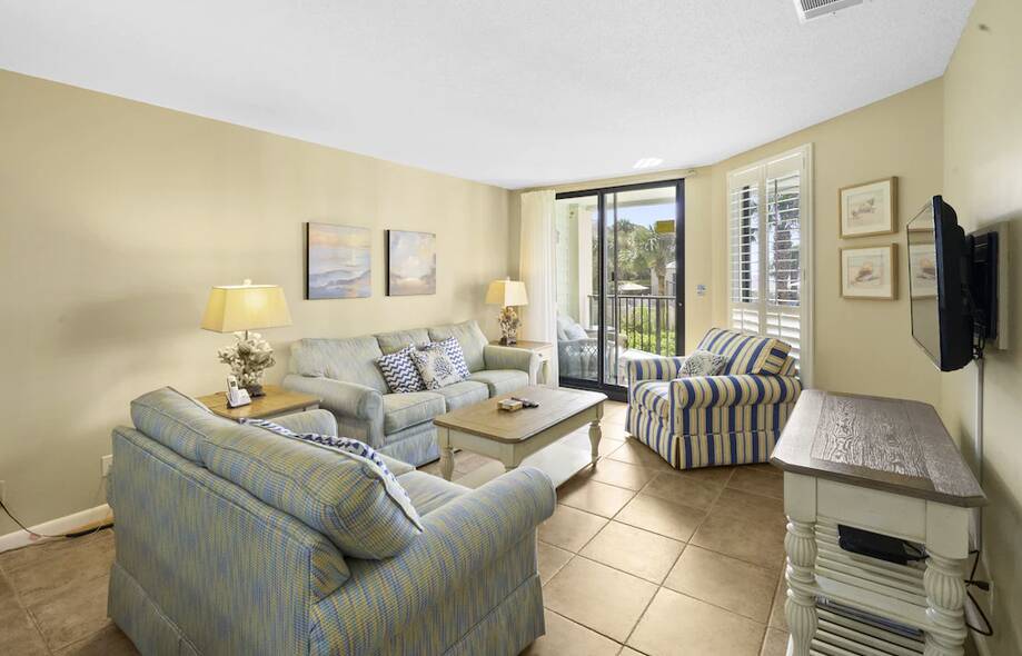 Immaculate 2 BR/2BA oceanfront condo wit...