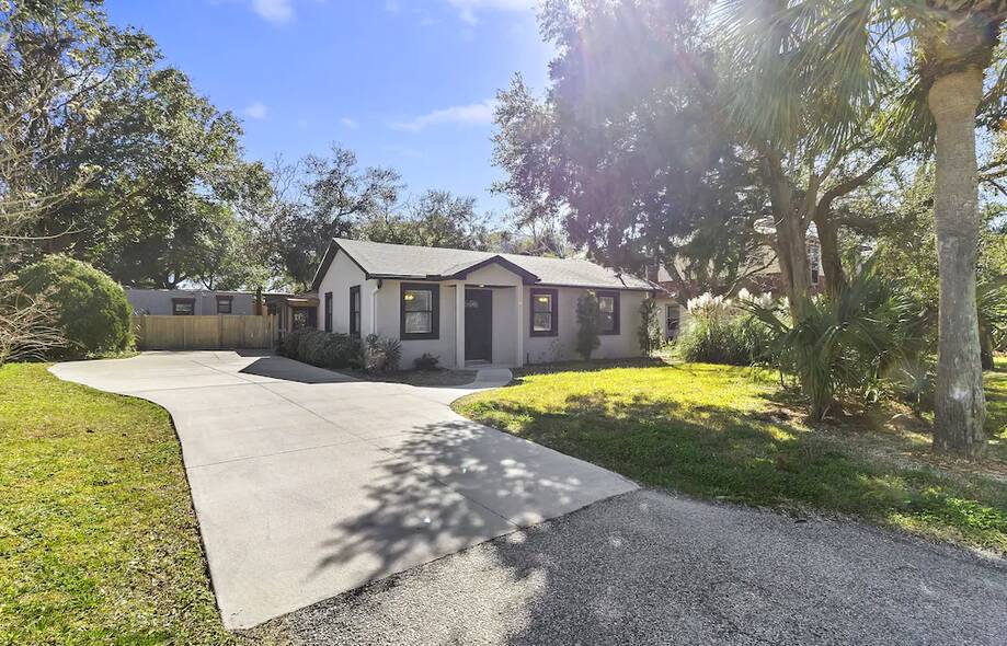 Beachy Isle of Palms Bungalow in A+ Cond...